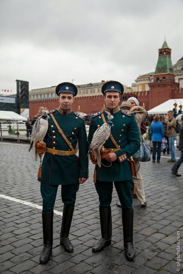 Two Kremlin falconers