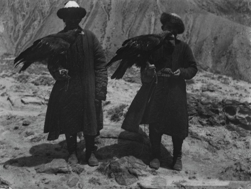 Two Kyrghyzes berkutchi - photo by German traveller Gottfried Merzbacher (1843-1926)